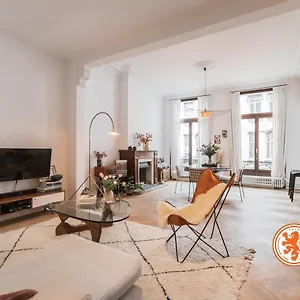 Traditional Chic, High Ceilings' Aircos And Garage Antwerpen